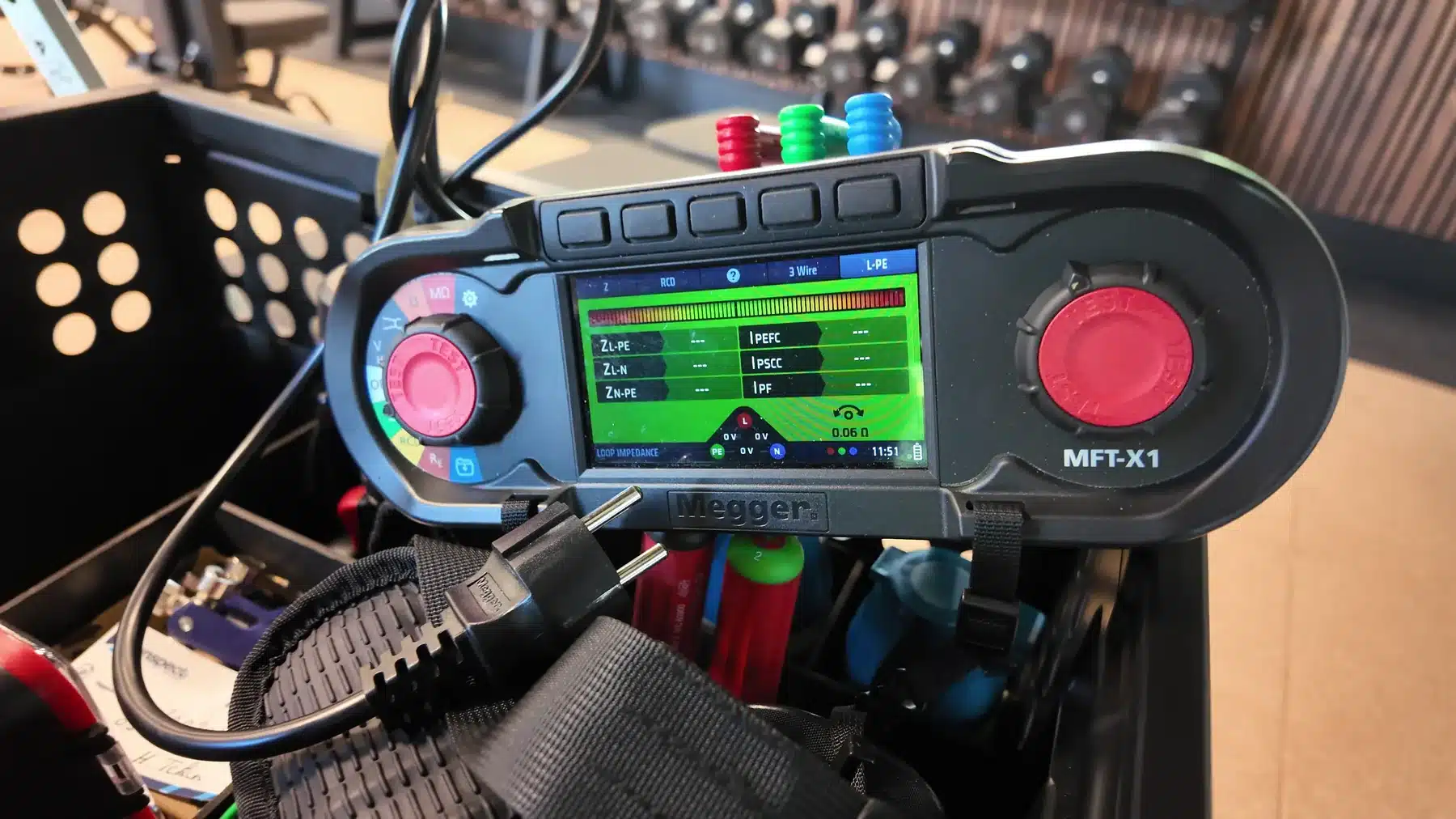 Elektrotechnische inspectie: installatietester met de gemeten waarden in beeld
