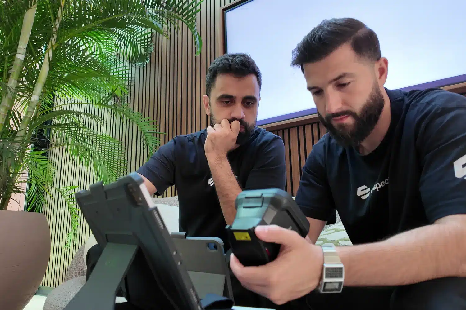 Elektrotechnische inspecties: twee inspecteurs van Enspect bespreken de meetresultaten