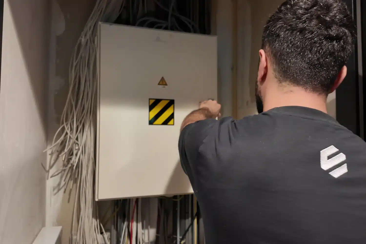 NEN 1010 keuring: de verdeelinrichting wordt geopend voor de opleveringskeuring