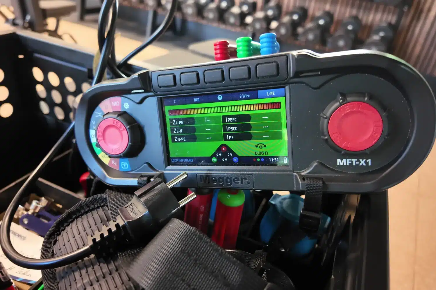 NEN 1010 keuring: installatietester tijdens de oplevering van de installatie