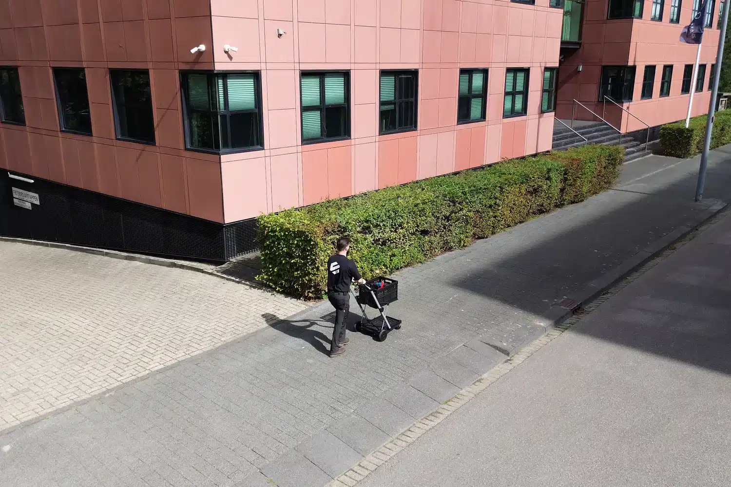 Scope 10 keuring Zuid-Holland: inspecteur van Enspect komt aan bij een bedrijfspand