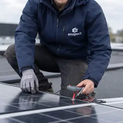 Scope 12 keuring kosten: inspecteur van Enspect meet een zonnestroominstallatie op het dak
