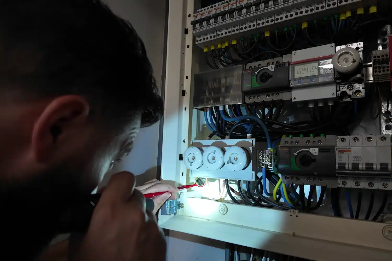 Scope 8 keuring: inspecteur meet de verdeelinrichting door
